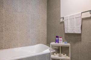 ドバイにあるRetro Houseのバスタブと洗面台のあるバスルーム +15枚の写真