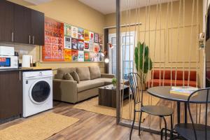 ドバイにあるRetro Houseのリビングルーム(ソファ、洗濯機付)