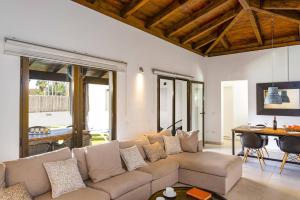 Posezení v ubytování Villa Papagayo Deluxe by Villa Plus