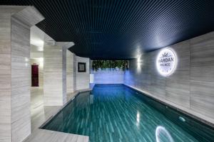 Bazén v ubytovaní Mardan Palace SPA Resort alebo v jeho blízkosti