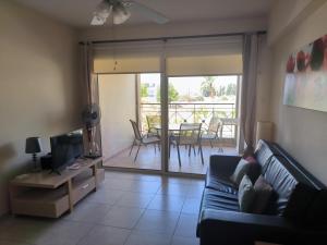 Ruang duduk di 2 Bed Apartment in Kiti with Communal Pool