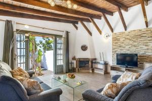 un soggiorno con due divani e un camino di Villa Colmena by Villa Plus a Guía de Isora