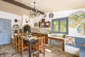 una cucina con un tavolo e sedie in una stanza di Villa Colmena by Villa Plus a Guía de Isora