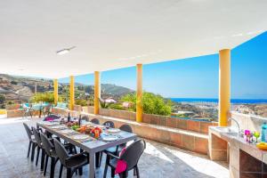 jadalnia ze stołem i krzesłami w obiekcie Villa Sanchez Sol by Villa Plus w mieście Torrox