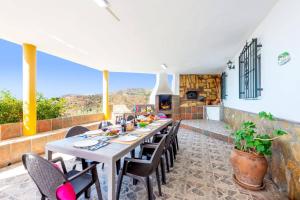 jadalnia z długim stołem i krzesłami w obiekcie Villa Sanchez Sol by Villa Plus w mieście Torrox