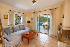 Et opholdsområde på Villa Floisvos Desimi by Villa Plus