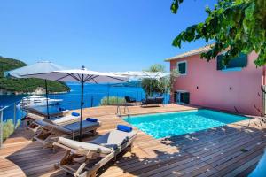 Swimmingpoolen hos eller tæt på Villa Floisvos Desimi by Villa Plus