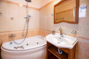 Et badeværelse på Villa Floisvos Desimi by Villa Plus + 14 billeder