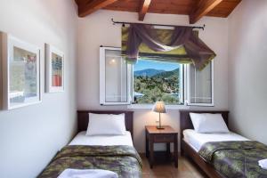 En eller flere senge i et værelse på Villa Floisvos Desimi by Villa Plus