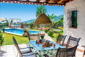 Bazén v ubytování Villa Paraiso by Villa Plus nebo v jeho okolí