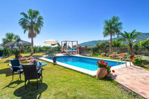 Bazén v ubytování Villa Paraiso by Villa Plus nebo v jeho okolí