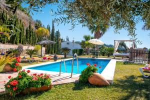 Bazén v ubytování Villa Paraiso by Villa Plus nebo v jeho okolí