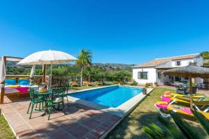 Bazén v ubytování Villa Paraiso by Villa Plus nebo v jeho okolí