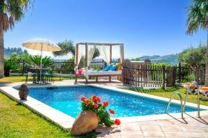 Bazén v ubytování Villa Paraiso by Villa Plus nebo v jeho okolí