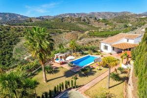 Bazén v ubytování Villa Paraiso by Villa Plus nebo v jeho okolí
