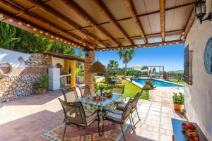 Bazén v ubytování Villa Paraiso by Villa Plus nebo v jeho okolí