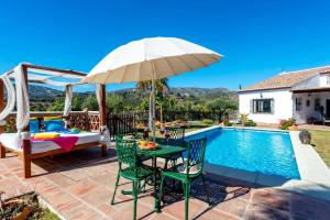 Bazén v ubytování Villa Paraiso by Villa Plus nebo v jeho okolí