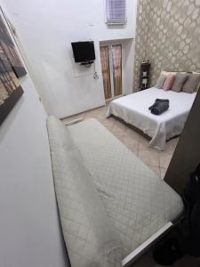 vista su una camera con letto e TV di Casa vacanza Vinci house Ercolano a Ercolano