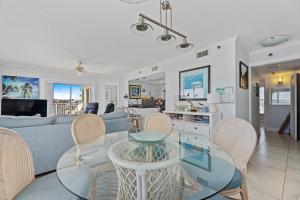 En TV eller et underholdningssystem på Palm House 3B with oceanfront views, pool, and private beach access
