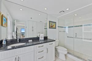 Et bad på Palm House 3B with oceanfront views, pool, and private beach access