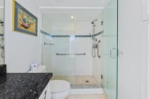 Et bad på Palm House 3B with oceanfront views, pool, and private beach access