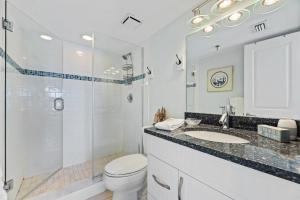 Et bad på Palm House 3B with oceanfront views, pool, and private beach access