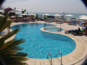 Бассейн в Haris Hotel Apartments and Suites или поблизости