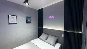 Un dormitorio con una cama y un cartel que dice odio. en Hotel de Touraine Belleville, en París