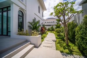 Κήπος έξω από το Fifth Element Pool Villas by NLA