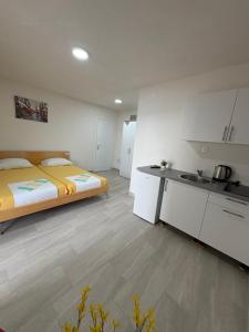 a bedroom with a bed and a kitchen in it at Apartmani Neum in Neum