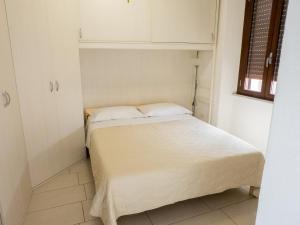 a small bedroom with a bed in a room at Casa Vacanze L'Agrumeto in Milis