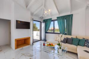 salon z kanapą i kominkiem w obiekcie Villa Selena by Villa Plus w mieście Analipsi