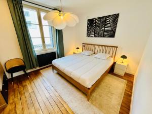 Giường trong phòng chung tại Le BIG duplex, hypercentre, 4 chambres, spacieux