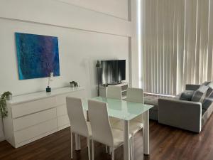 Μια τηλεόραση ή/και κέντρο ψυχαγωγίας στο Luxury loft con jardín cerca del aeropuerto