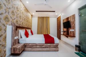 a hotel room with a bed and a tv at HOTEL Le GRAND in Jāmb