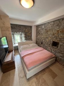 Postel nebo postele na pokoji v ubytování Auto Camp Brskut Montenegro