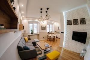 salon z kanapą i stołem w obiekcie Apartament Mały Rynek w Kazimierzu Dolnym