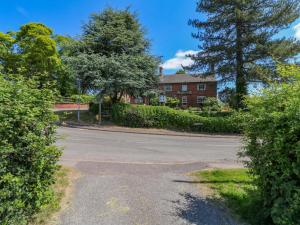an empty street in front of a house at Petal Cottage in Laxton