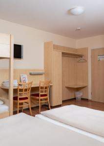 Postel nebo postele na pokoji v ubytování Autohof Hotel Salzbergen + 17 fotografií