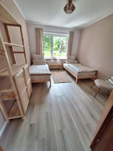 ein Zimmer mit zwei Etagenbetten und einem Fenster in der Unterkunft Ferienhaus Landliebe in Riepsdorf