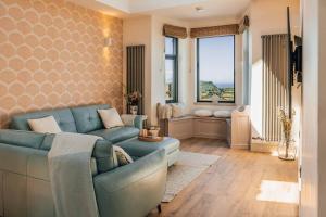 Posezení v ubytování Firth View 2 - Country Escape with Sea Views of Arran!