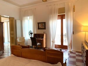 ディアマンテにあるDimora di Diamante Casa vacanzeのリビングルーム(ソファ、デスク付)