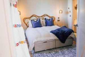 Postel nebo postele na pokoji v ubytování Firth View 2 - Country Escape with Sea Views of Arran! + 37 fotografií