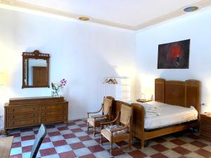 ディアマンテにあるDimora di Diamante Casa vacanzeのベッドルーム1室(ベッド1台、ドレッサー、椅子付)
