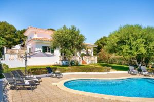 Hồ bơi trong/gần Villa Arenal by Villa Plus