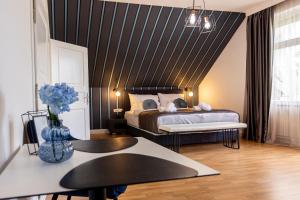 ein Schlafzimmer mit einem Bett und einer schwarz gestreiften Wand in der Unterkunft Villa Clariss in Balatonalmádi + 39 Fotos