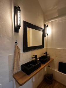 コシツェにあるJÖ apartmán, Mäsiarska , Súkromné parkovanieのバスルーム(黒いシンク2つ、鏡付) +11枚の写真