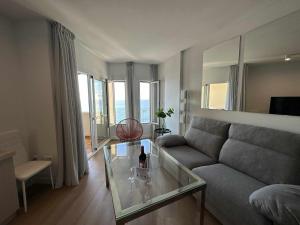 Ruang duduk di Luxury frontal al mar, Benalbeach