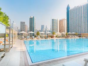 The First Collection Dubai Business Bay内部或周边的泳池