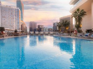 The First Collection Dubai Business Bay内部或周边的泳池